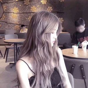 美女扒开胸罩👙给男生吃白头
