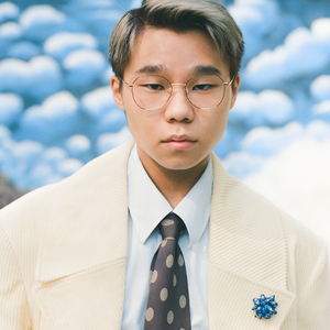 美女扒开胸罩👙给男生吃白头
