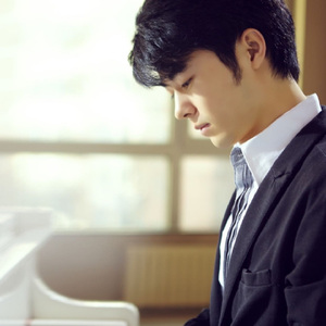 美女扒开胸罩👙给男生吃白头
